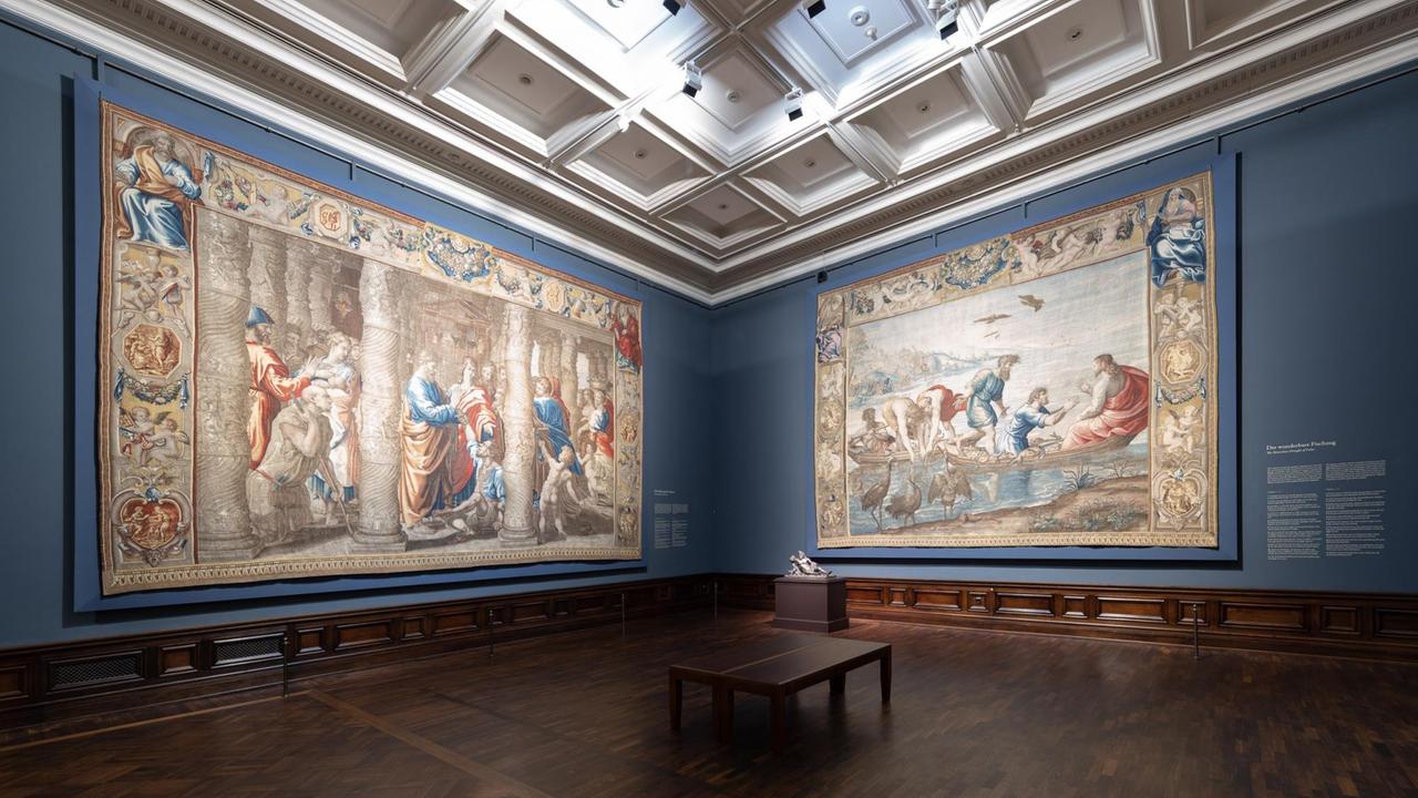 Ausstellungsansicht "Raffael - Macht der Bilder. Die Tapisserien und ihre Wirkung." Gemäldegalerie Alte Meister. Ausstellungsansicht "Raffael - Macht der Bilder. Die Tapisserien und ihre Wirkung." Gemäldegalerie Alte Meister.