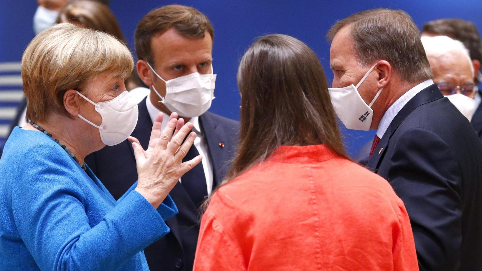 Bundeskanzlerin Angela Merkel spricht mit dem französischen Präsidenten Emmanuel Macron, der finnischen Ministerpräsidentin Sanna Marin und dem schwedischen Ministerpräsidenten Stefan Lofven am zweiten Tag des EU-Gipfels. Bundeskanzlerin Angela Merkel spricht mit dem französischen Präsidenten Emmanuel Macron, der finnischen Ministerpräsidentin Sanna Marin und dem schwedischen Ministerpräsidenten Stefan Lofven am zweiten Tag des EU-Gipfels.