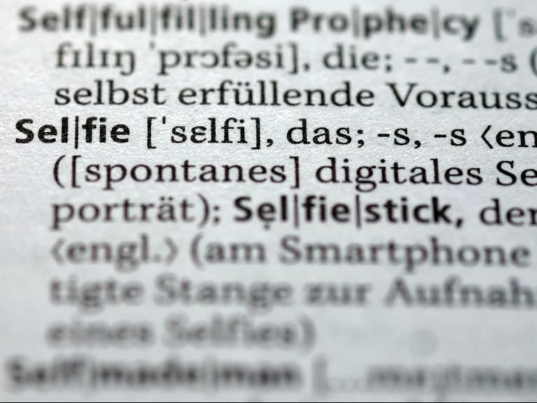 Der Begriff "Selfie" für ein fotografisches Selbstporträt ist im neuen Duden zu sehen. Das Nachschlagewerk wurde um 5000 Wörter ergänzt und umfasst nun 145.000 Stichwörter.