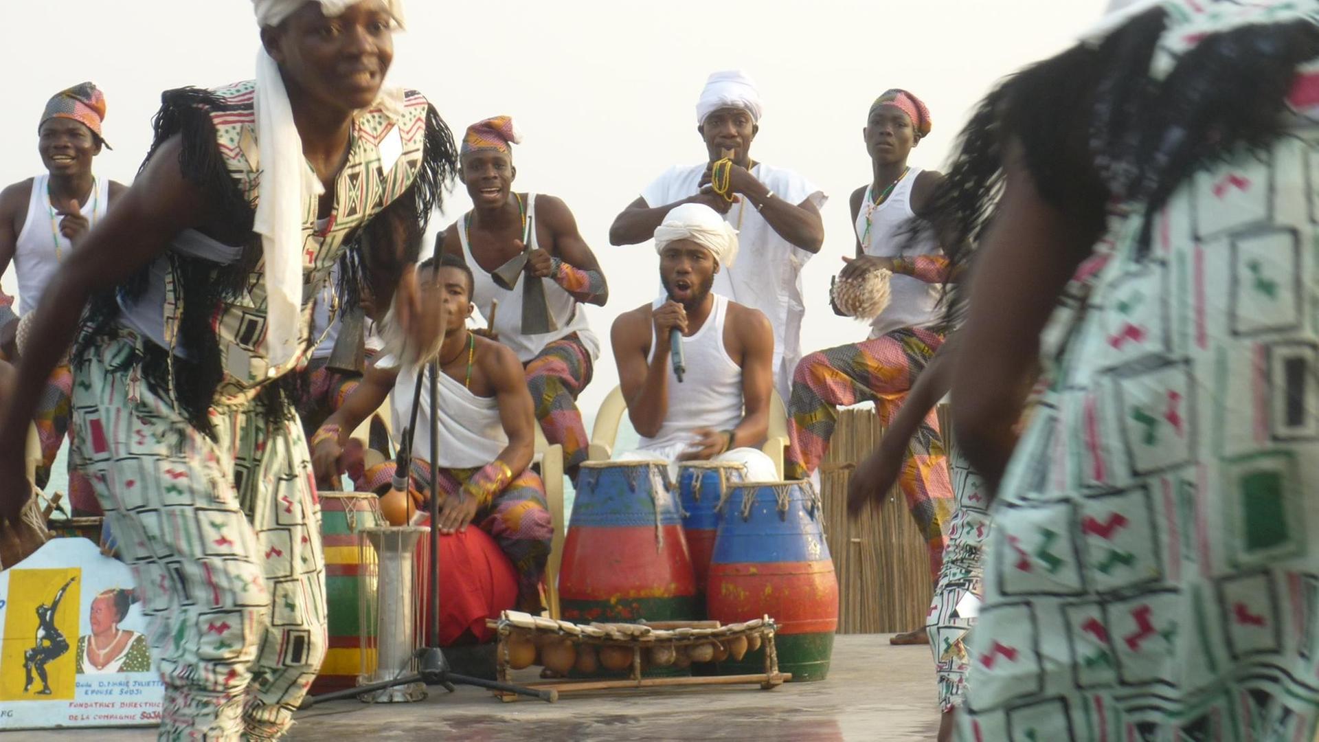 Togo - ein Festival mit Musik und Tänze des Volkes.