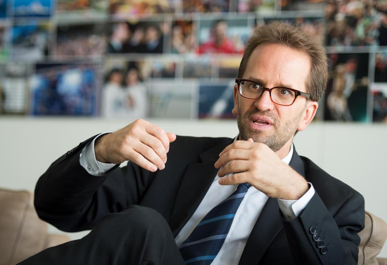 Klaus Müller, Vorstand des Verbraucherzentrale Bundesverbands, spricht am 03.07.2017 in Berlin bei einem Redaktionsbesuch mit Journalisten. Klaus Müller, Vorstand des Verbraucherzentrale Bundesverbands, spricht am 03.07.2017 in Berlin bei einem Redaktionsbesuch mit Journalisten.