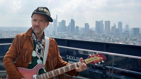 Musiker Shantel spielt auf dem Local Heroes-Festival auf dem Dach des City Gate Bürohochhauses in Frankfurt am Main.
