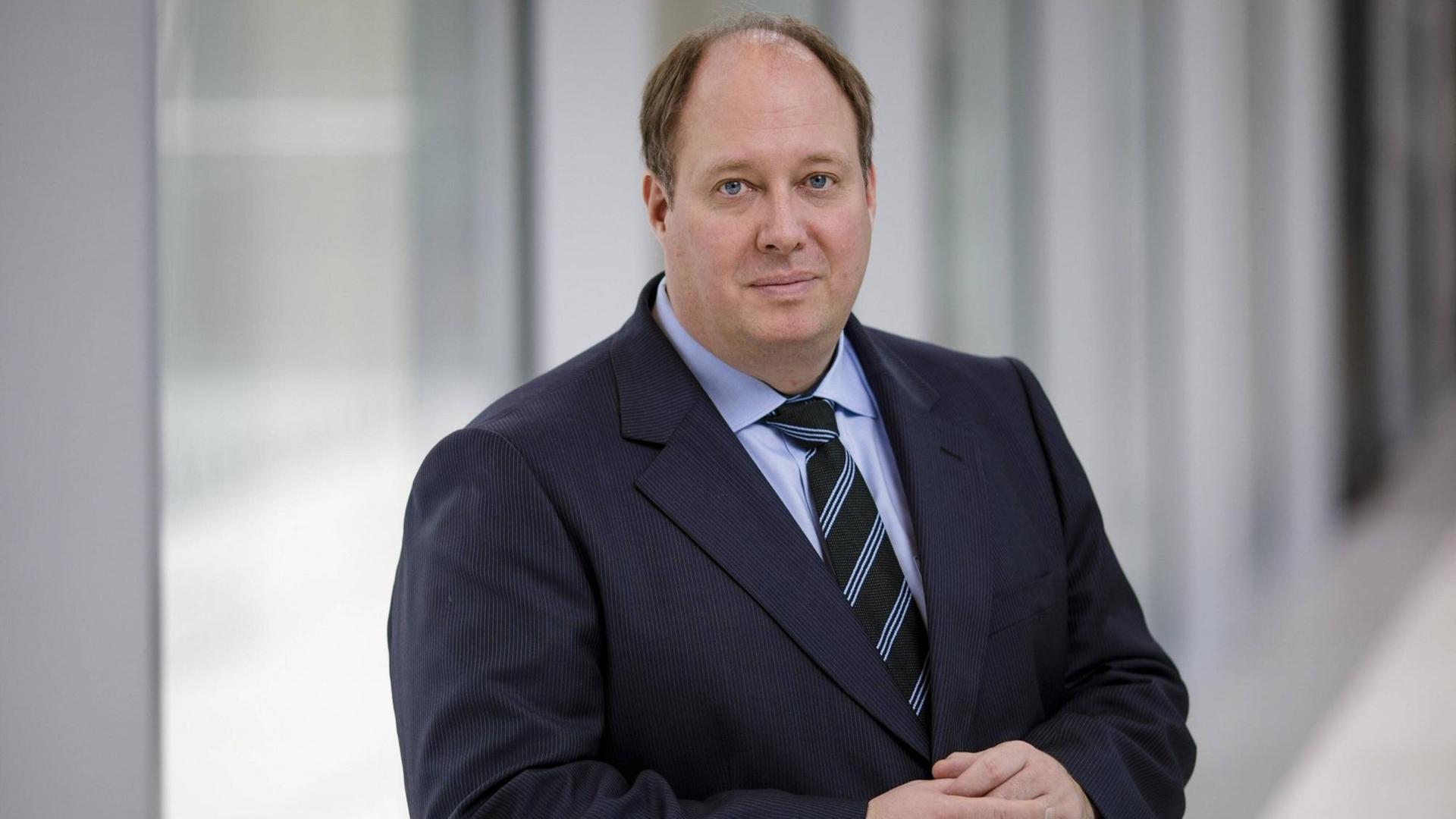 Kanzleramtsminister Helge Braun, designierter Chef des im März 2018 vor einem grauen Hintergrund in Berlin. Kanzleramtsminister Helge Braun, designierter Chef des im März 2018 vor einem grauen Hintergrund in Berlin.