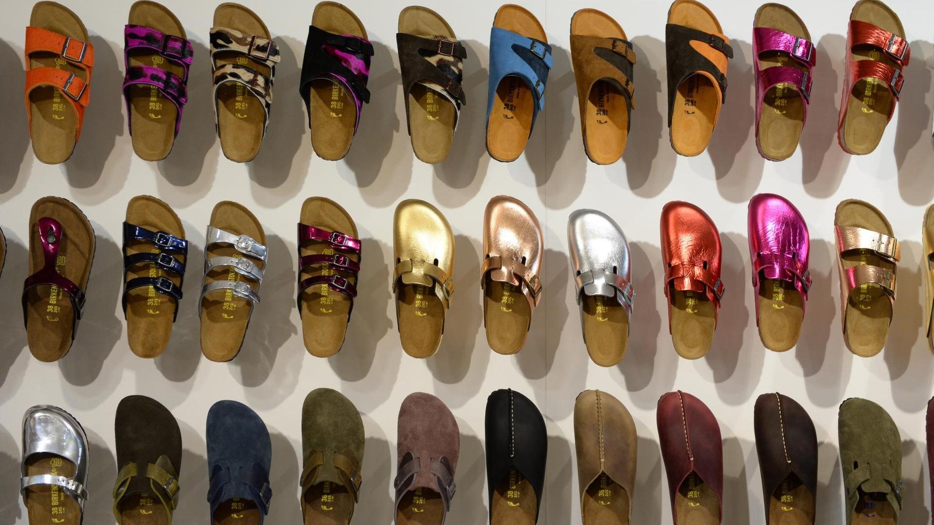 Schuhe der Herbst/Winter-Kollektion 2014 von Birkenstock hängen während der Modemesse Bread & Butter in Berlin an einer Wand.