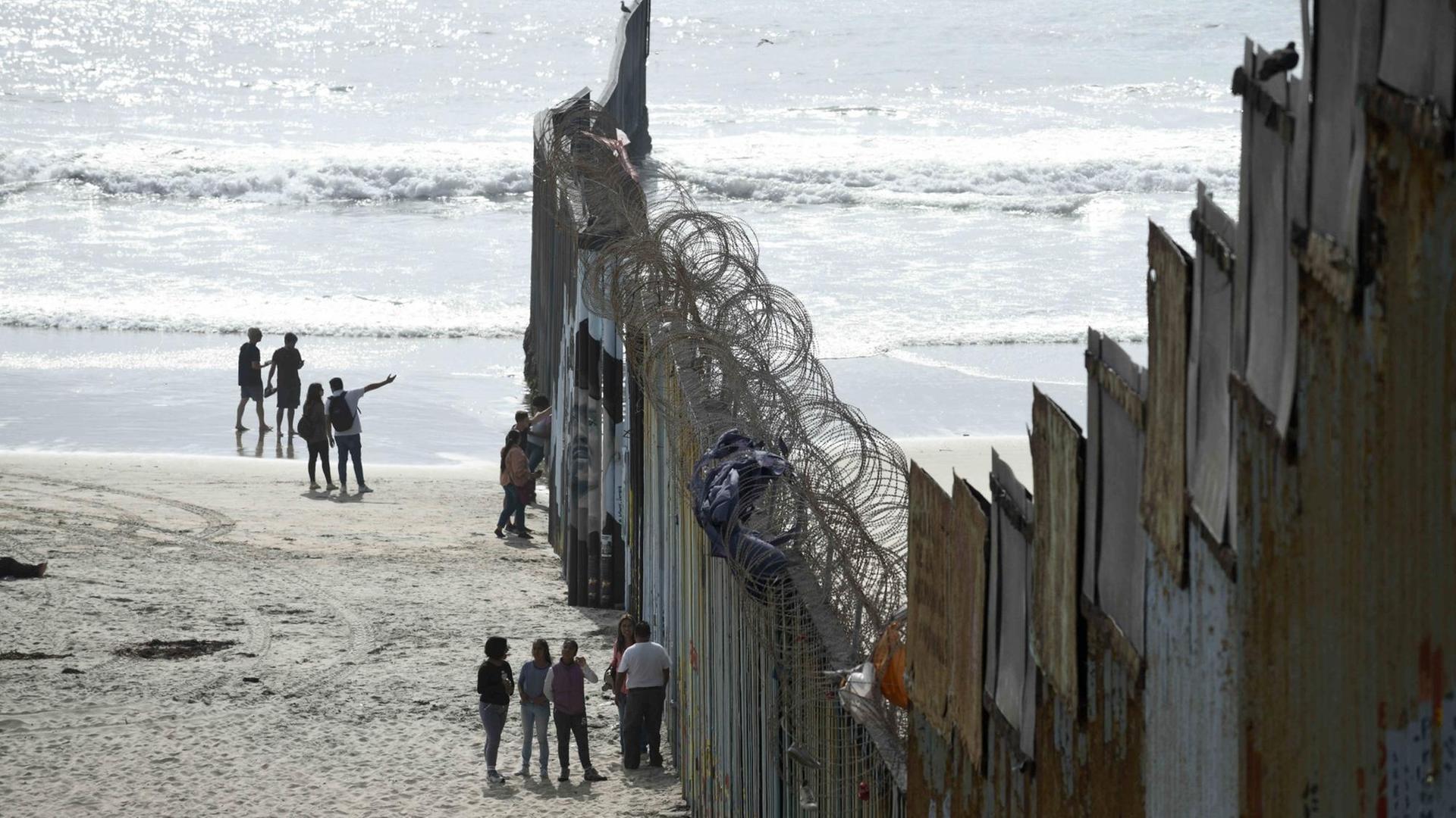 August 16, 2019, Tijuana, Mexico: Beachgoers look through the US/Mexico border fence Friday Aug. 16, 2019, in Tijuana, Mexico. Tijuana Mexico PUBLICATIONxINxGERxSUIxAUTxONLY - ZUMAp110 20190816_znp_p110_012 Copyright: xDenisxPoroyx Grenze USA Mexiko August 16, 2019, Tijuana, Mexico: Beachgoers look through the US/Mexico border fence Friday Aug. 16, 2019, in Tijuana, Mexico. Tijuana Mexico PUBLICATIONxINxGERxSUIxAUTxONLY - ZUMAp110 20190816_znp_p110_012 Copyright: xDenisxPoroyx Grenze USA Mexiko