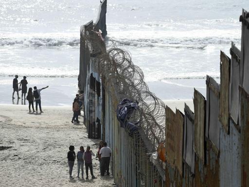 August 16, 2019, Tijuana, Mexico: Beachgoers look through the US/Mexico border fence Friday Aug. 16, 2019, in Tijuana, Mexico. Tijuana Mexico PUBLICATIONxINxGERxSUIxAUTxONLY - ZUMAp110 20190816_znp_p110_012 Copyright: xDenisxPoroyx Grenze USA Mexiko