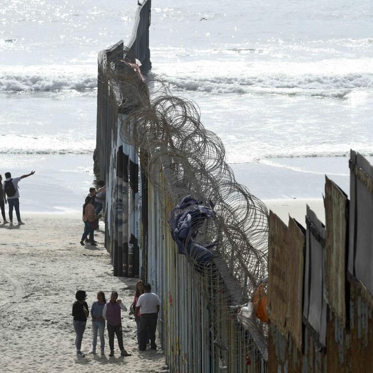 August 16, 2019, Tijuana, Mexico: Beachgoers look through the US/Mexico border fence Friday Aug. 16, 2019, in Tijuana, Mexico. Tijuana Mexico PUBLICATIONxINxGERxSUIxAUTxONLY - ZUMAp110 20190816_znp_p110_012 Copyright: xDenisxPoroyx

Grenze USA Mexiko
