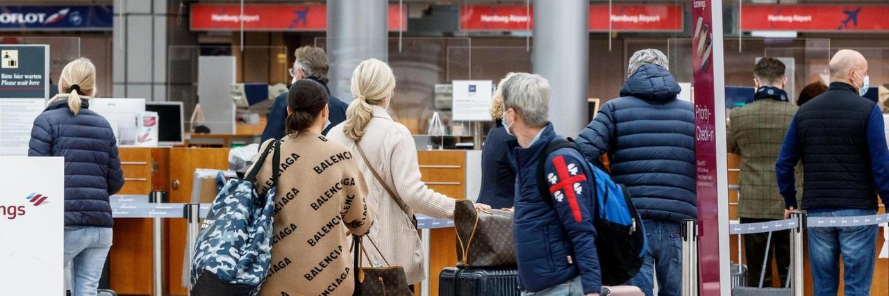 Passagiere checken am Flughafen Hamburg für einen Eurowings-Flug nach Palma de Mallorca ein. Passagiere checken am Flughafen Hamburg für einen Eurowings-Flug nach Palma de Mallorca ein.