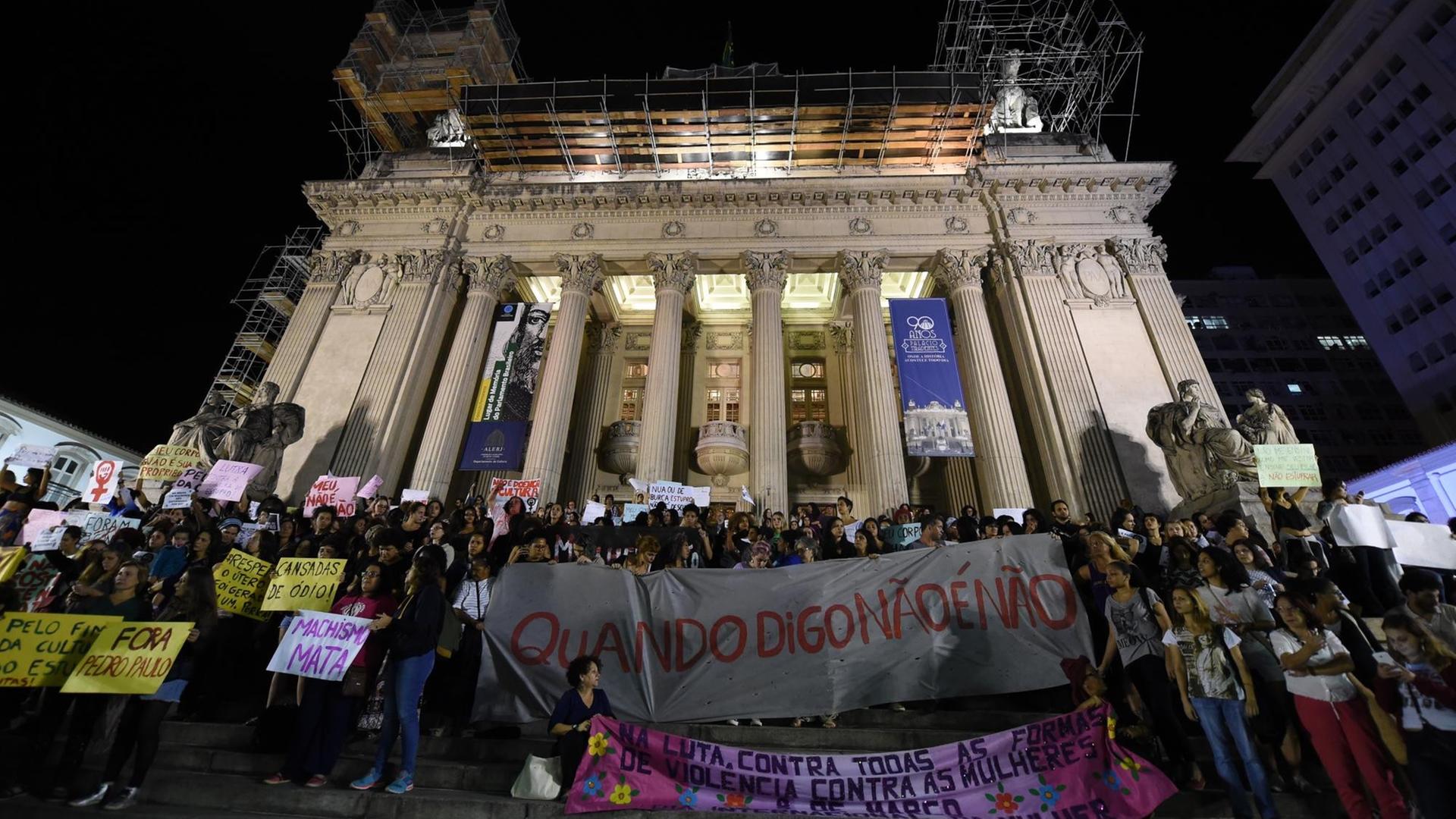 Vor einem Regierungsgebäude in Rio de Janeiro protestieren Frauen gegen sexuelle Gewalt Vor einem Regierungsgebäude in Rio de Janeiro protestieren Frauen gegen sexuelle Gewalt