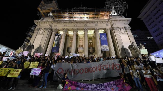 Vor einem Regierungsgebäude in Rio de Janeiro protestieren Frauen gegen sexuelle Gewalt