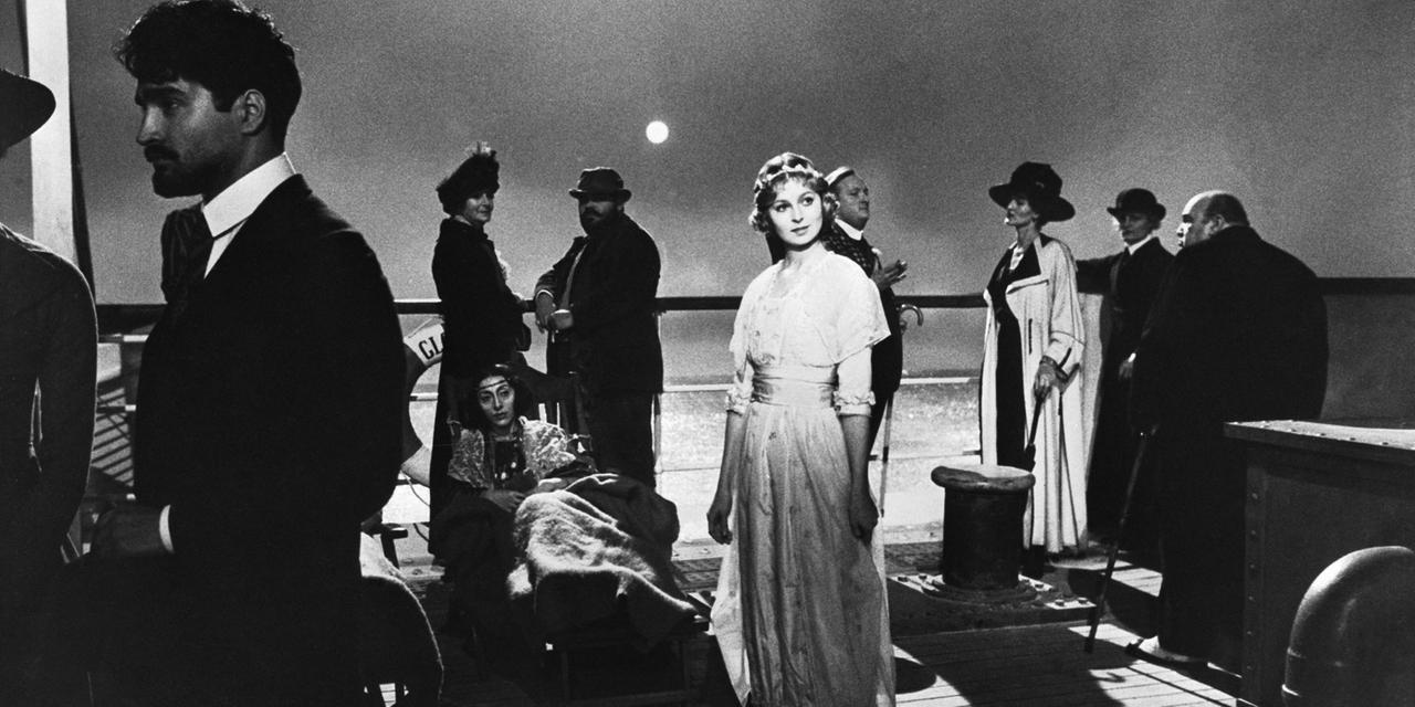Szene aus Federico Fellinis Film "Schiff der Träume" (original: "E la nave va") aus dem Jahr 1983 Szene aus Federico Fellinis Film "Schiff der Träume" (original: "E la nave va") aus dem Jahr 1983