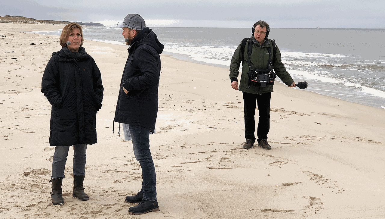 Dora Held im Gespräch mit Olaf Kosert am Strand von Sylt. Techniker Thomas Schütt nimmt das Geräusch der Wellen auf. Dora Held im Gespräch mit Olaf Kosert am Strand von Sylt. Techniker Thomas Schütt nimmt das Geräusch der Wellen auf.