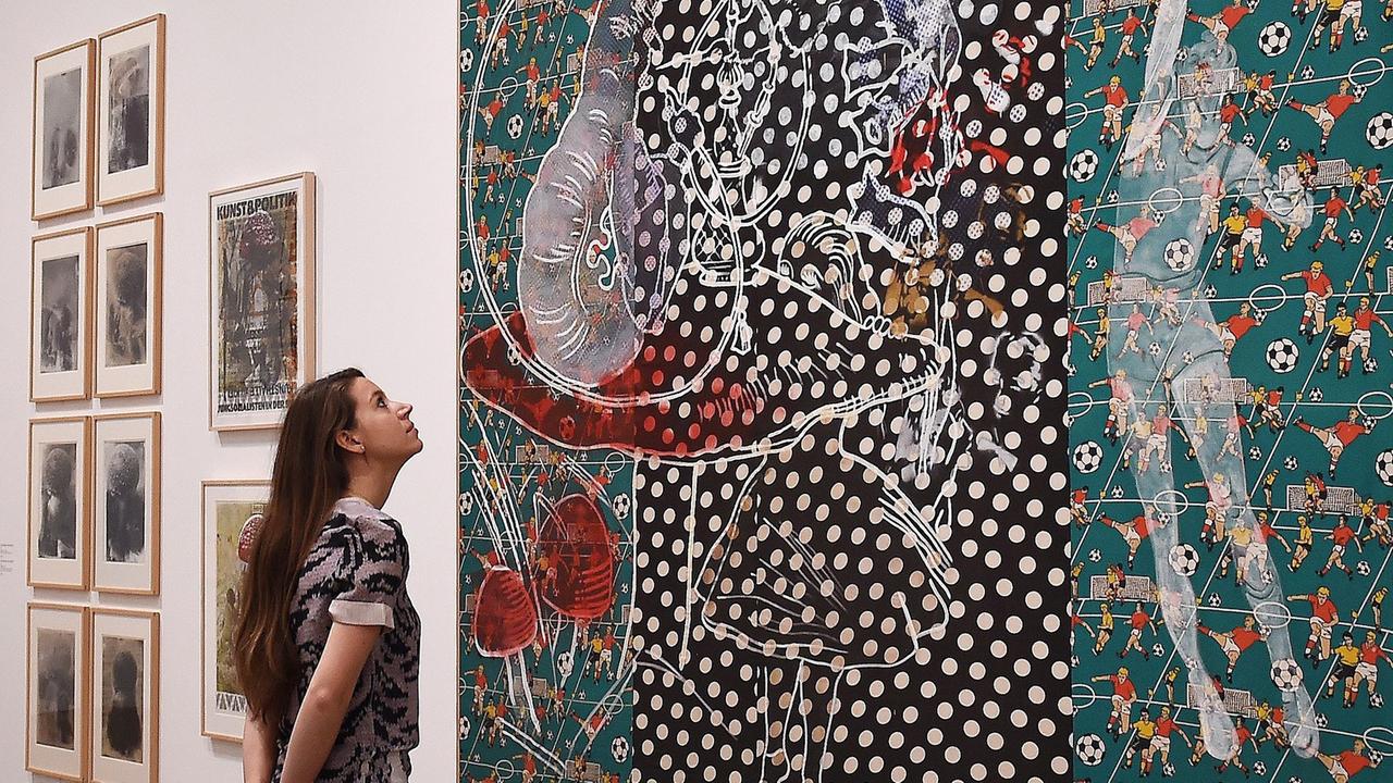 Eine Besucherin vor Polkes Werk "Alice im Wunderland", hier in der Tate Modern in London Eine Besucherin vor Polkes Werk "Alice im Wunderland", hier in der Tate Modern in London