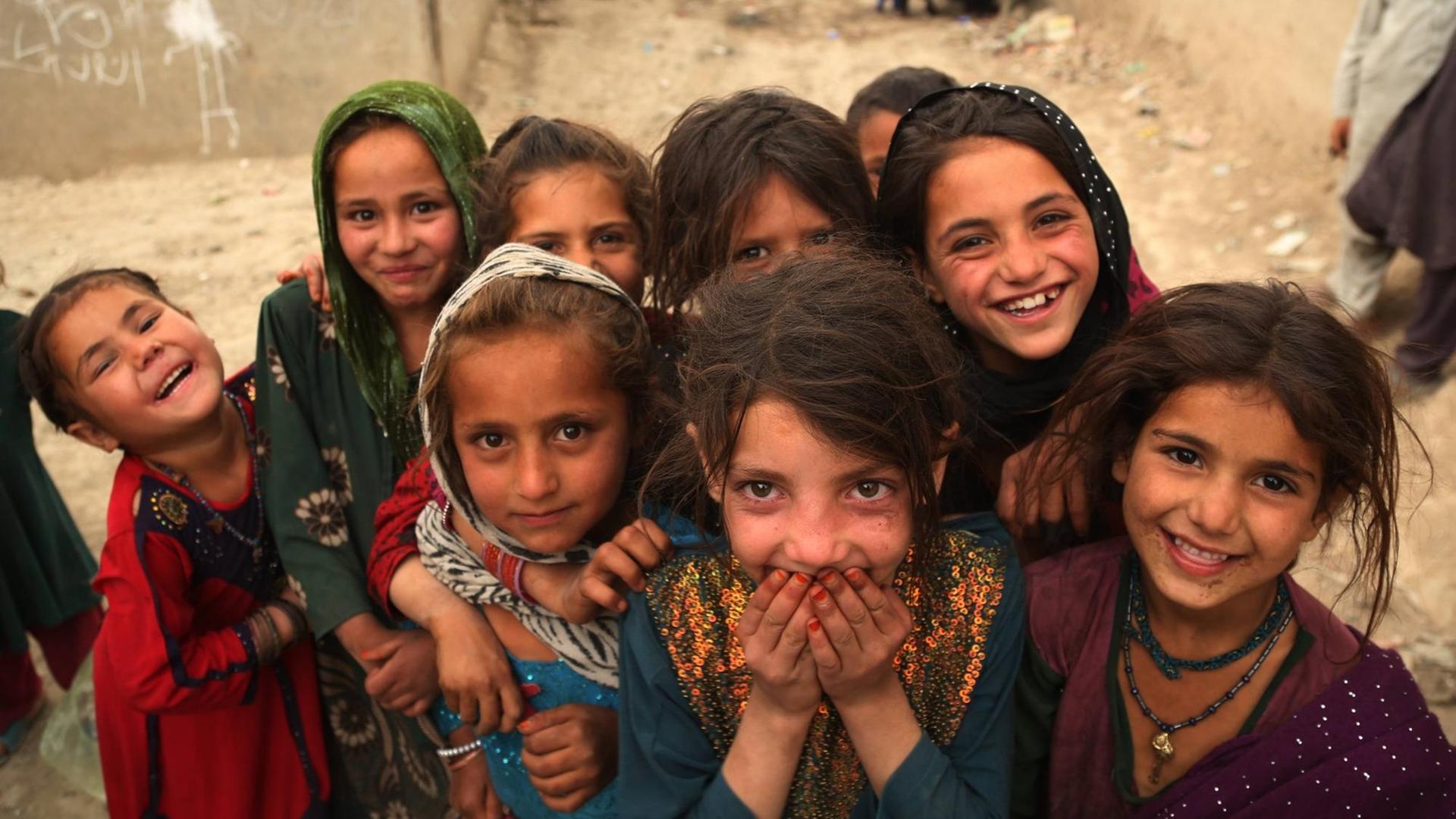 Eine Gruppe junger Mädchen steht in einer schmalen Gasse. Die Kinder blicken in die Kamera. Eine Gruppe junger Mädchen steht in einer schmalen Gasse. Die Kinder blicken in die Kamera.