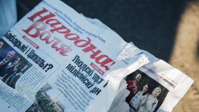Eine Zeitung, verbreitet von der Tell the Truth-Bewegung des oppositionellen belarussischen Kandidaten Andrei Dmitriev vor der Wahl im Jahr 2020.