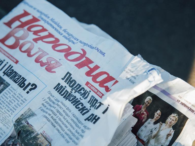 Eine Zeitung, verbreitet von der Tell the Truth-Bewegung des oppositionellen belarussischen Kandidaten Andrei Dmitriev vor der Wahl im Jahr 2020.