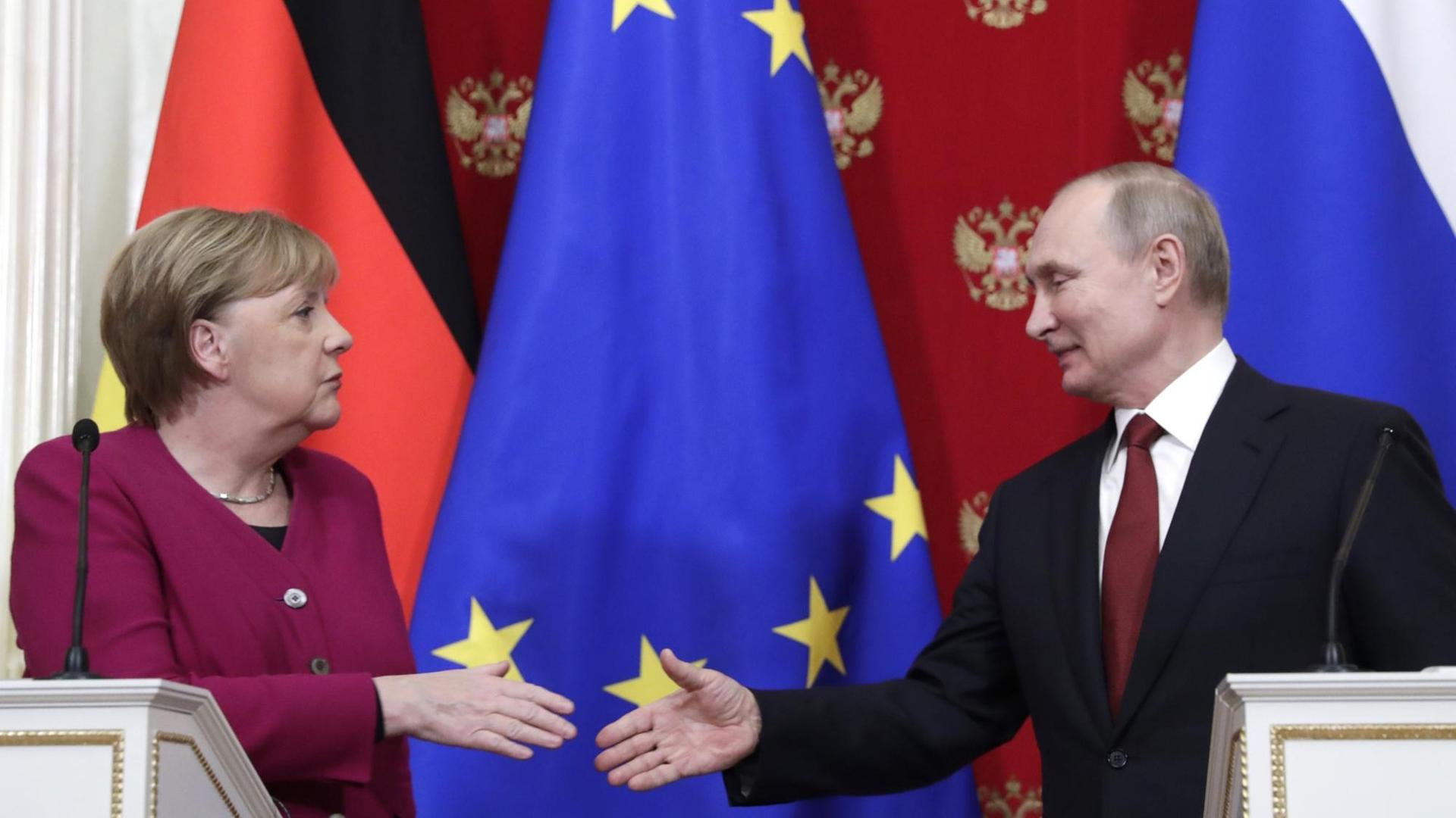 Auf einer Pressekonferenz, nach einem Treffen im Kreml am 11.01.2020 schütteln sich Angelar Merkel und Wladimir Putin die Hände Auf einer Pressekonferenz, nach einem Treffen im Kreml am 11.01.2020 schütteln sich Angelar Merkel und Wladimir Putin die Hände