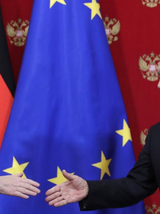 Auf einer Pressekonferenz, nach einem Treffen im Kreml am 11.01.2020 schütteln sich Angelar Merkel und Wladimir Putin die Hände