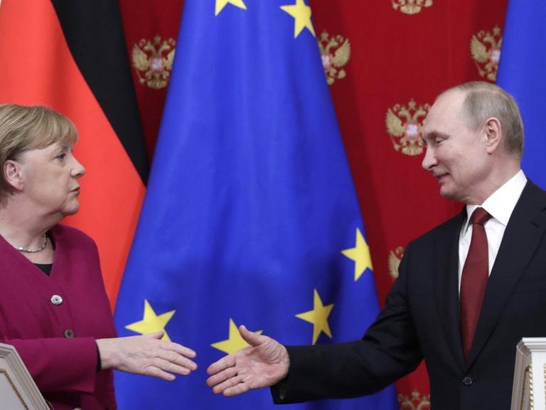 Auf einer Pressekonferenz, nach einem Treffen im Kreml am 11.01.2020 schütteln sich Angelar Merkel und Wladimir Putin die Hände