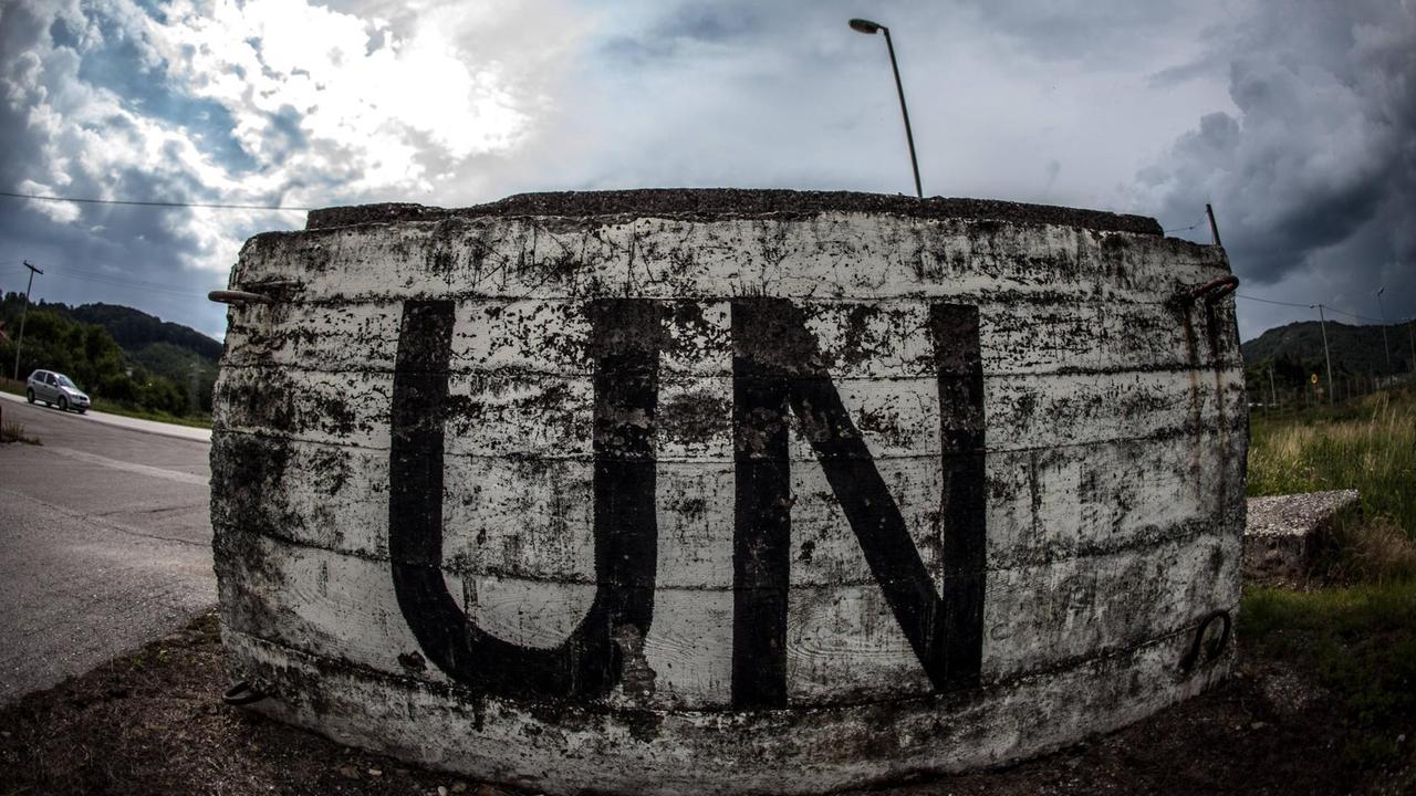 Die ehemalige Niederländische United Nations UN Basis gegenüber des Memorial Centers. Die ehemalige Niederländische United Nations UN Basis gegenüber des Memorial Centers.