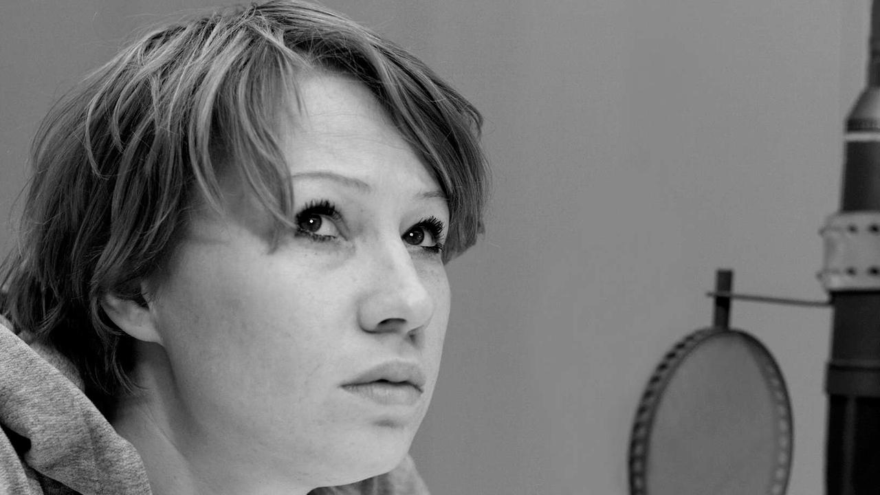 Die Schauspielerin Birgit Minichmayr bei einer Hörspielaufnahme im Studio am Mikrofon. Die Schauspielerin Birgit Minichmayr bei einer Hörspielaufnahme im Studio am Mikrofon.