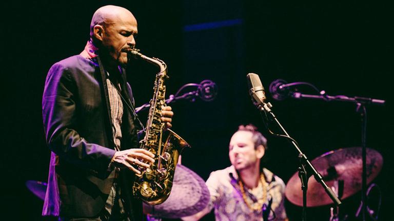 Miguel Zenon spielt Saxofon während eines Konzertes. Miguel Zenon spielt Saxofon während eines Konzertes.