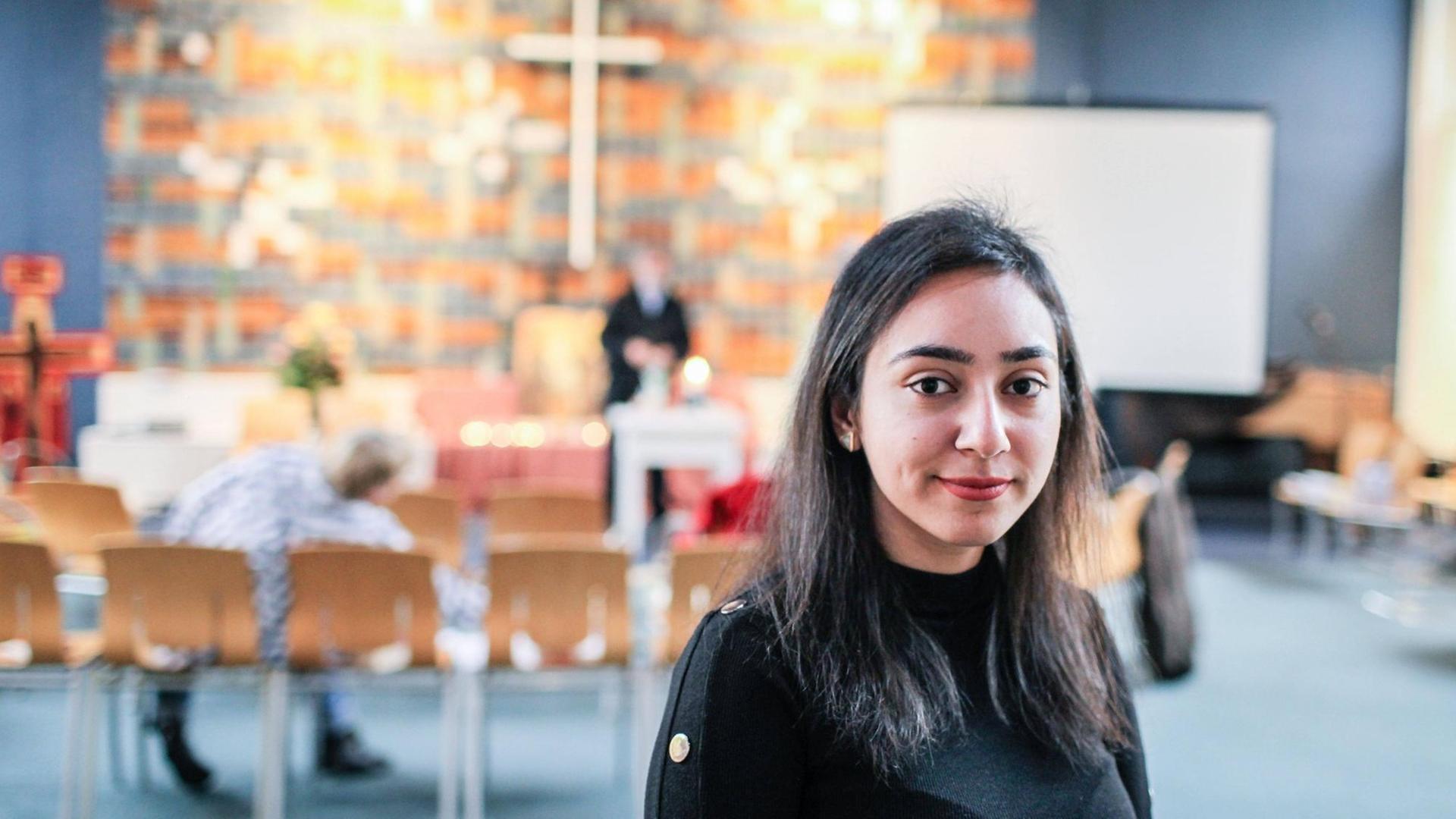 Im Vordergrund eine junge Frau in einem Kirchenraum. Sie gehört zu der armenischen Flüchtlingsfamilie Tamrazyan, die sich mehrere Wochen in einer Kirche in Den Haag aufhielt, aus Angst vor Abschiebung nach Armenien. Im Vordergrund eine junge Frau in einem Kirchenraum. Sie gehört zu der armenischen Flüchtlingsfamilie Tamrazyan, die sich mehrere Wochen in einer Kirche in Den Haag aufhielt, aus Angst vor Abschiebung nach Armenien.
