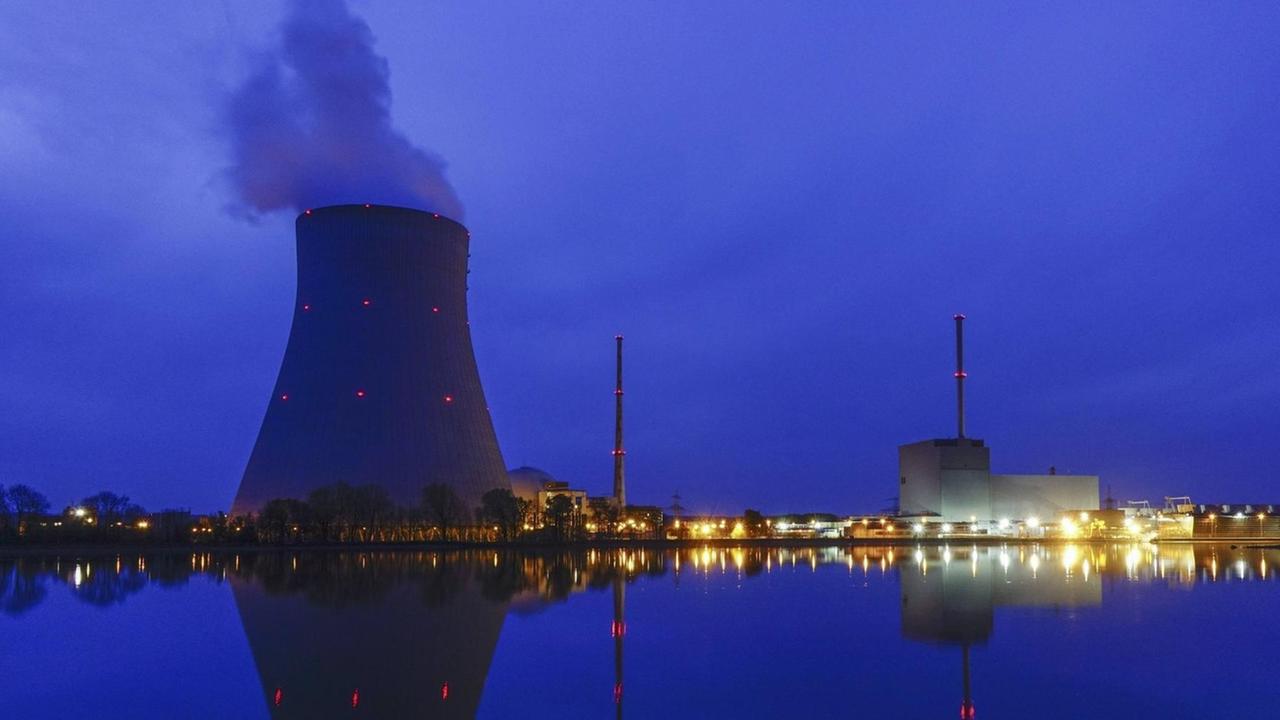 Aussenansicht des Atomkraftwerks Ohu bei Landshut bei Nacht, Deutschland, Bayern.