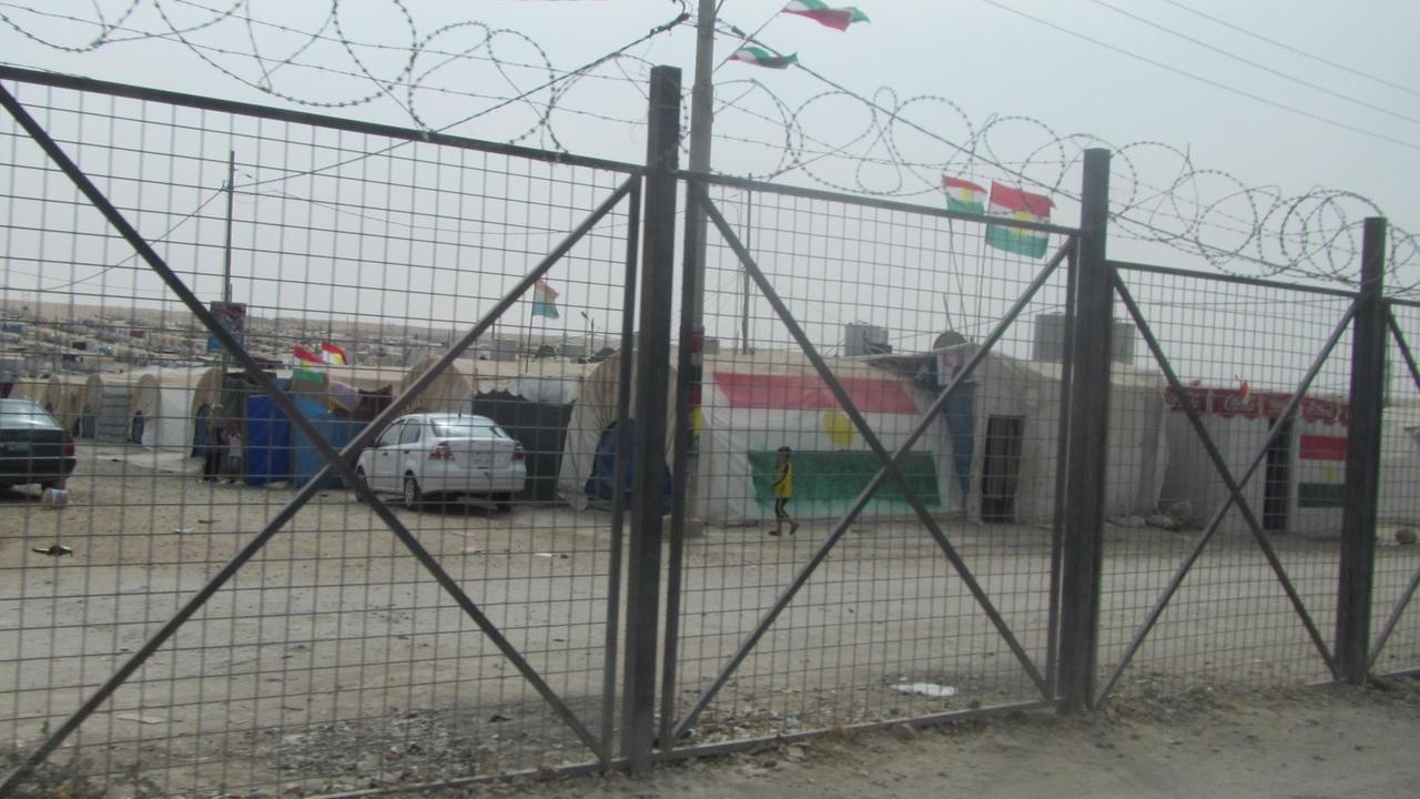 Das Lager Khabartu für irakische Binnenflüchtlinge. Hinter dem Stacheldrahtzaun stehen tausende weiße Zelte. Das Lager Khabartu für irakische Binnenflüchtlinge. Hinter dem Stacheldrahtzaun stehen tausende weiße Zelte.