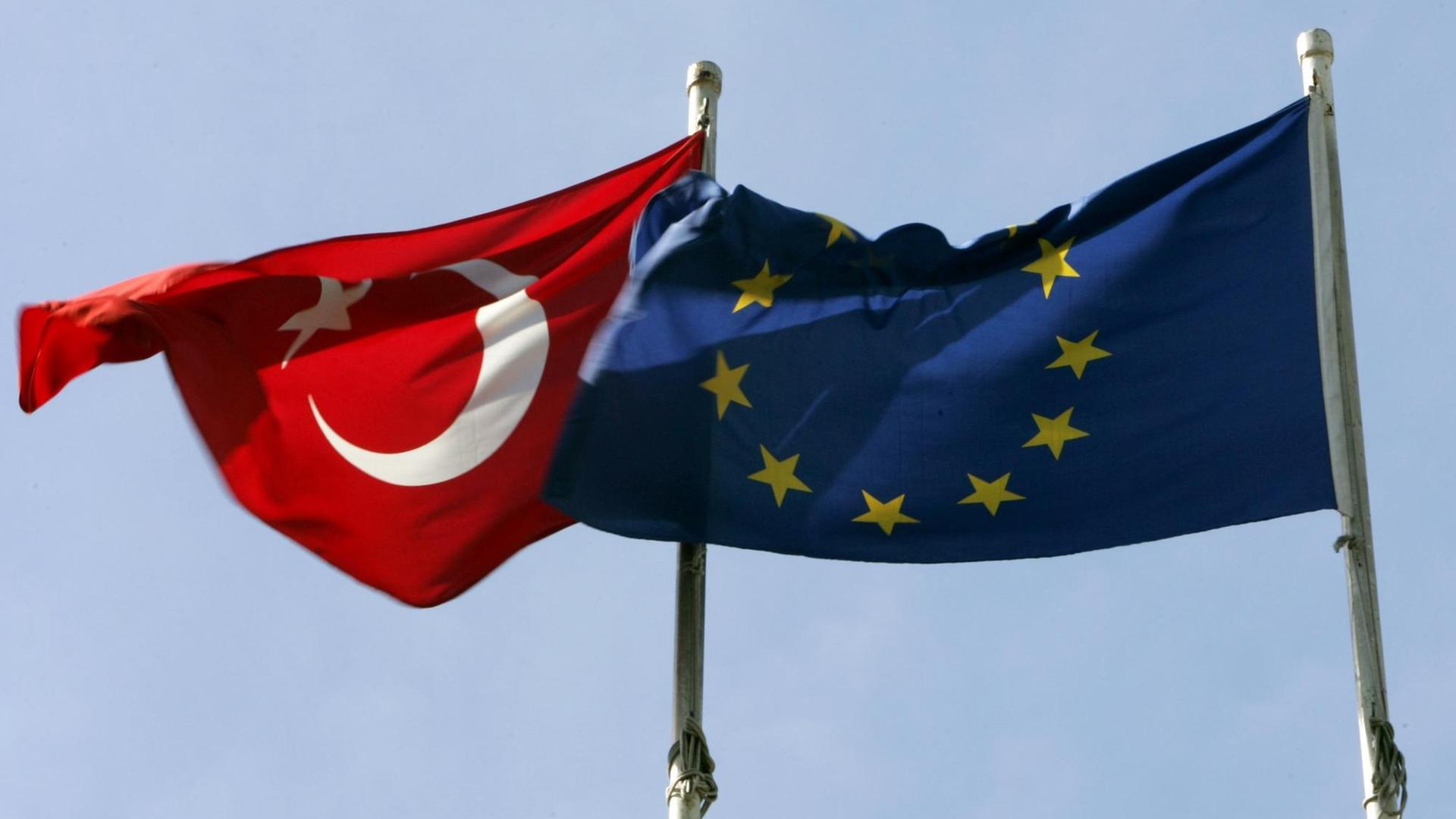 Eine türkische und eine europäische Flagge wehen in Istanbul im Wind (Archivfoto von 2005). Eine türkische und eine europäische Flagge wehen in Istanbul im Wind (Archivfoto von 2005).