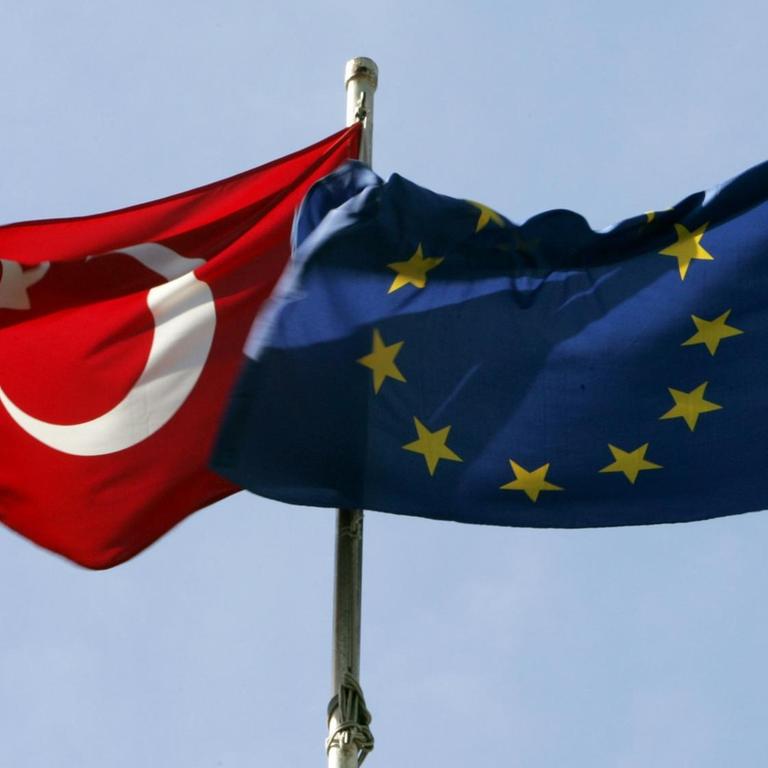 Eine türkische und eine europäische Flagge wehen in Istanbul im Wind (Archivfoto von 2005).