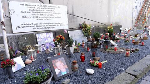 Die Loveparade Gedankstätte in Duisburg: Kerzen und Holzkreuze erinnern an das Unglück am 24.07.2010.