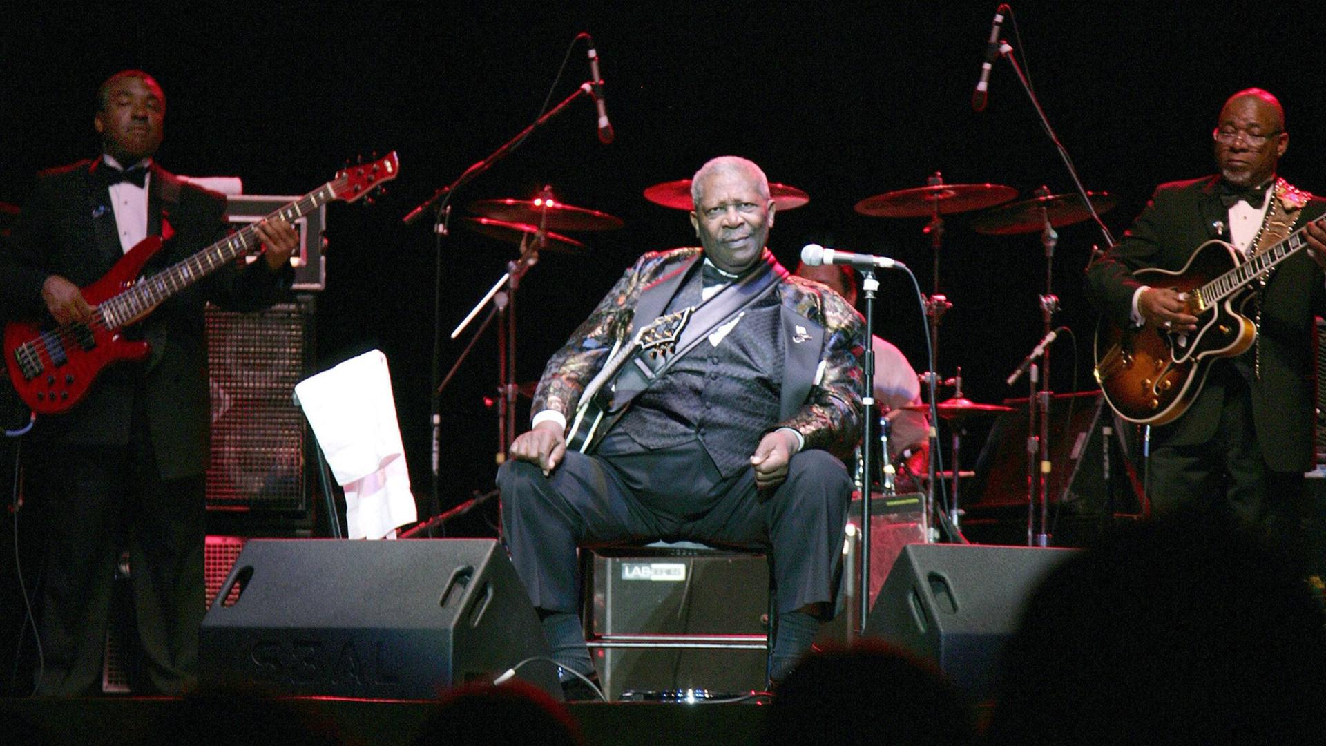B. B. King sitzt auf einer Bühne. B. B. King sitzt auf einer Bühne.