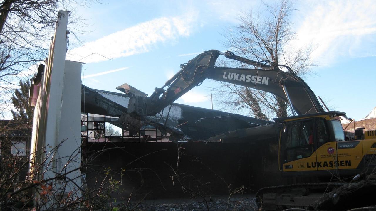 Abriss-Bagger vor Sankt Maria Königin, katholische Filialkirche in Essen-Haarzopf Abriss-Bagger vor Sankt Maria Königin, katholische Filialkirche in Essen-Haarzopf