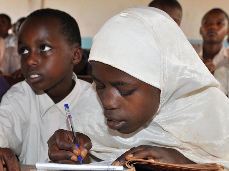 Ein Mädchen lernt in der "Makaburini Primary School" Nähe Korogwe Schreiben.