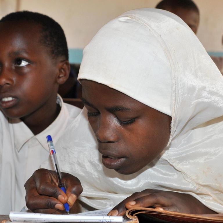 Ein Mädchen lernt in der "Makaburini Primary School" Nähe Korogwe Schreiben. 