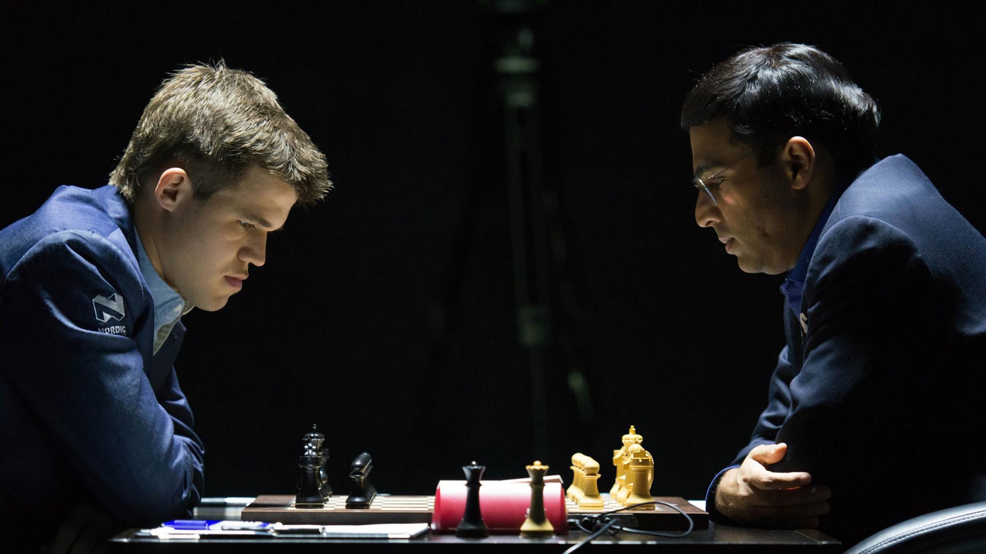 Magnus Carlsen (l.) und Viswanathan Anand kämpfen um den WM-Titel. Magnus Carlsen (l.) und Viswanathan Anand kämpfen um den WM-Titel.