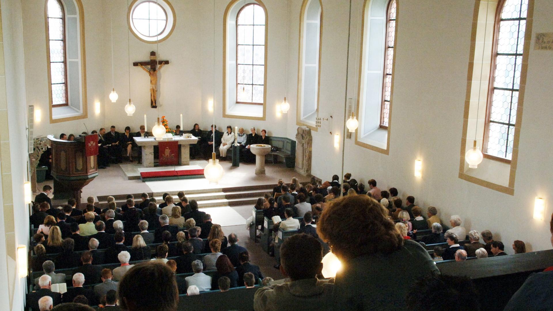Evangelischer Konfirmationsgottesdienst in der Lutherkirche von Griesheim (Kreis Darmstadt-Dieburg) Evangelischer Konfirmationsgottesdienst in der Lutherkirche von Griesheim (Kreis Darmstadt-Dieburg)
