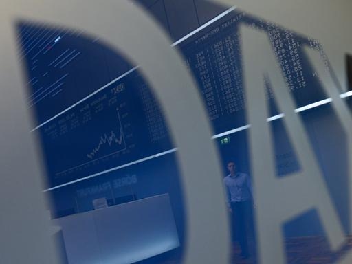 Ein blaues Schild mit der weißen Aufschrift "DAX" im Frankfurter Börsensaal.