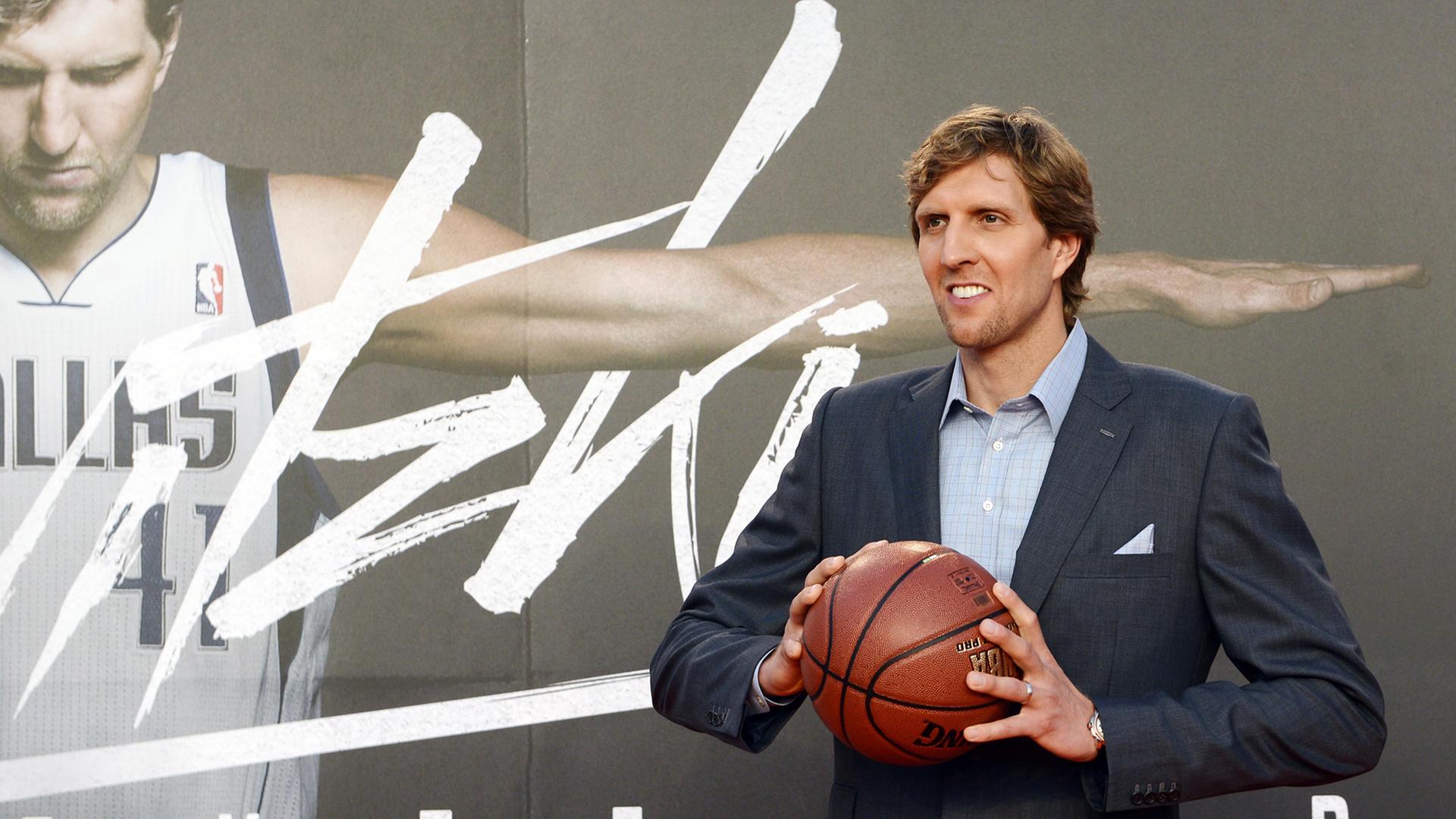 Basketballspieler Dirk Nowitzki posiert vor der Premiere des Films "Nowitzki. Der perfekte Wurf" in Köln mit einem Basketball. Basketballspieler Dirk Nowitzki posiert vor der Premiere des Films "Nowitzki. Der perfekte Wurf" in Köln mit einem Basketball.