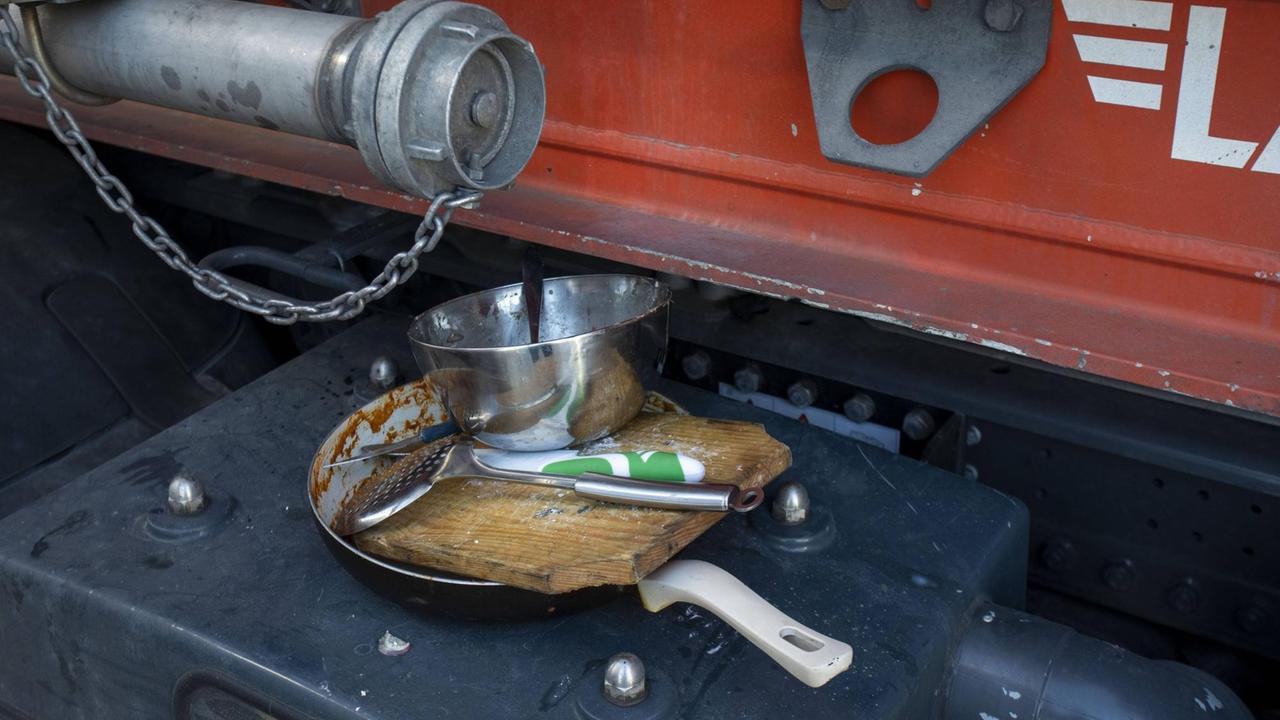 Viele Lkw-Fahrer kochen sich in ihren Pausen selbst essen. Auf einer Ablage liegt verschmutzes Geschirr.