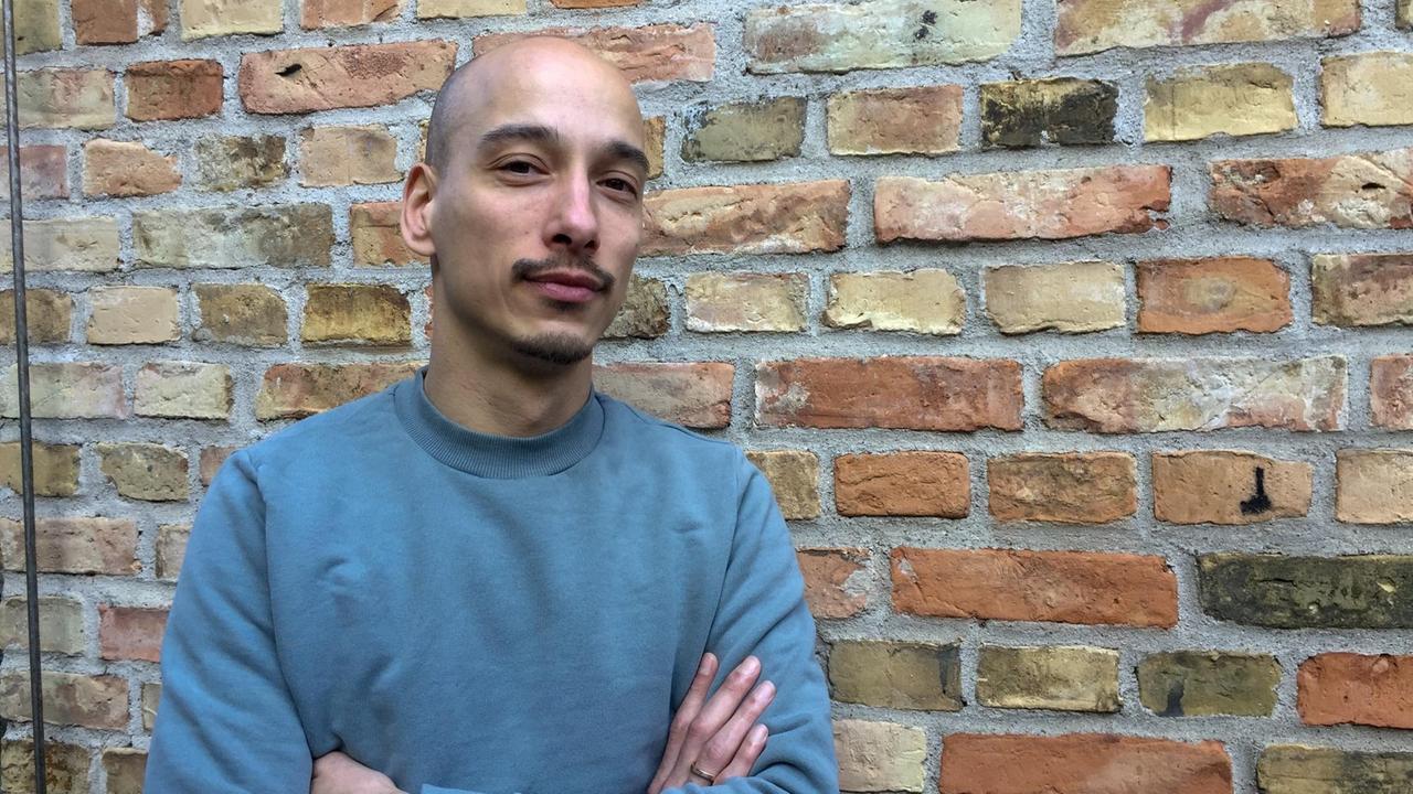 Martin Luge, Entwickler der Mitfahr-App "Pampa" steht vor einer Wand aus Backstein