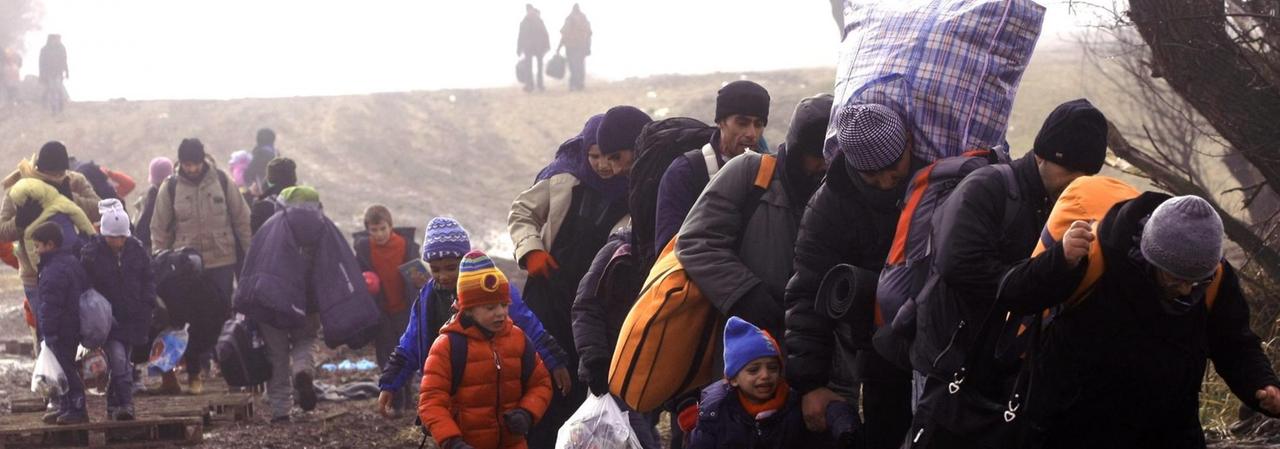 Flüchtlinge auf dem Weg von Mazedonien in ein Camp nahe der serbischen Stadt Presevo. Flüchtlinge auf dem Weg von Mazedonien in ein Camp nahe der serbischen Stadt Presevo.