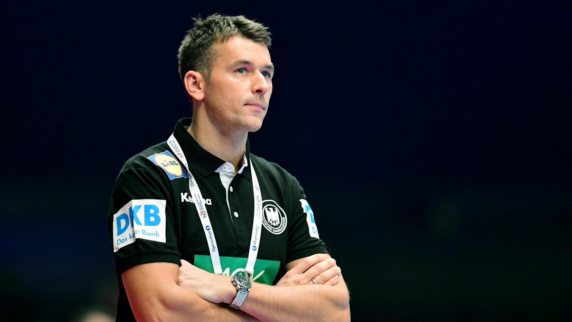 Der frühere Handball-Bundestrainer Christian Prokop steht mit verschränkten Armen am Spielfeldrand. Der frühere Handball-Bundestrainer Christian Prokop steht mit verschränkten Armen am Spielfeldrand.