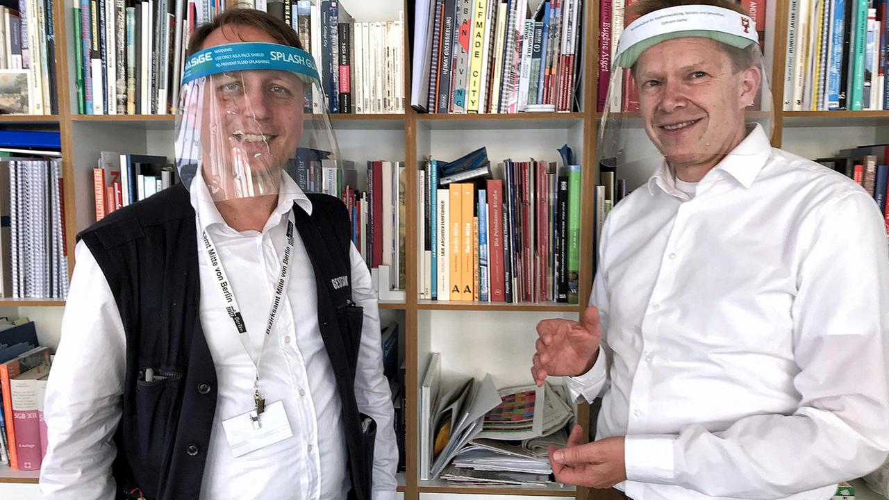 Lukas Murajda, Amtsarzt von Berlin Mitte (l.) und Ephraim Gothe (r.), Bezirksstadtrat in Berlin Mitte. Lukas Murajda, Amtsarzt von Berlin Mitte (l.) und Ephraim Gothe (r.), Bezirksstadtrat in Berlin Mitte.