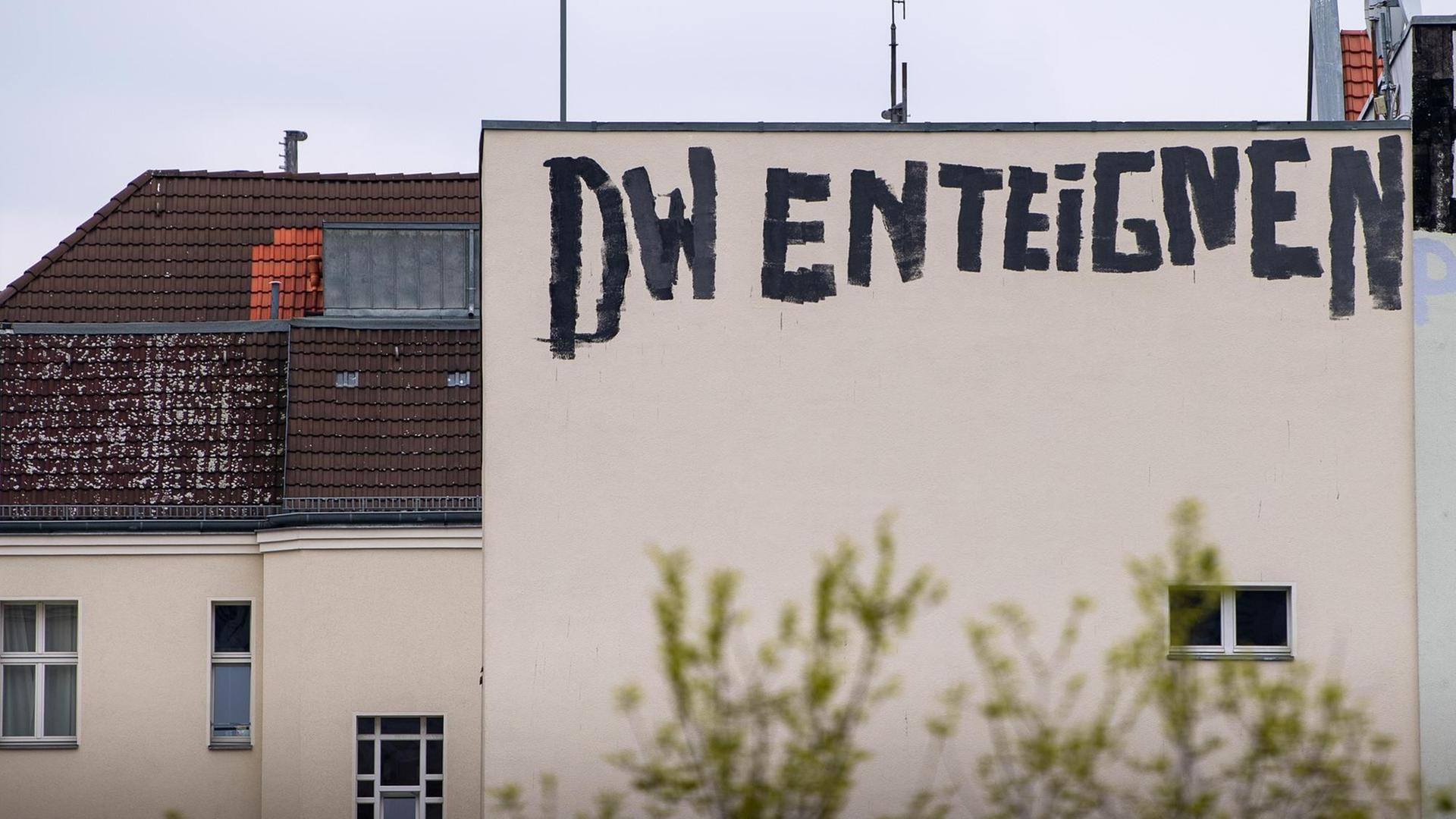 Ein Graffito "DW enteignen" prangt an der Brandmauer eines Wohnhauses im Berliner Bezirk Westend Ein Graffito "DW enteignen" prangt an der Brandmauer eines Wohnhauses im Berliner Bezirk Westend