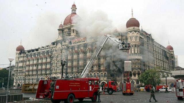 Feuerwehrleute versuchen, das Feuer im Hotel "Taj Mahal" in Bombay unter Kontrolle zu bringen.