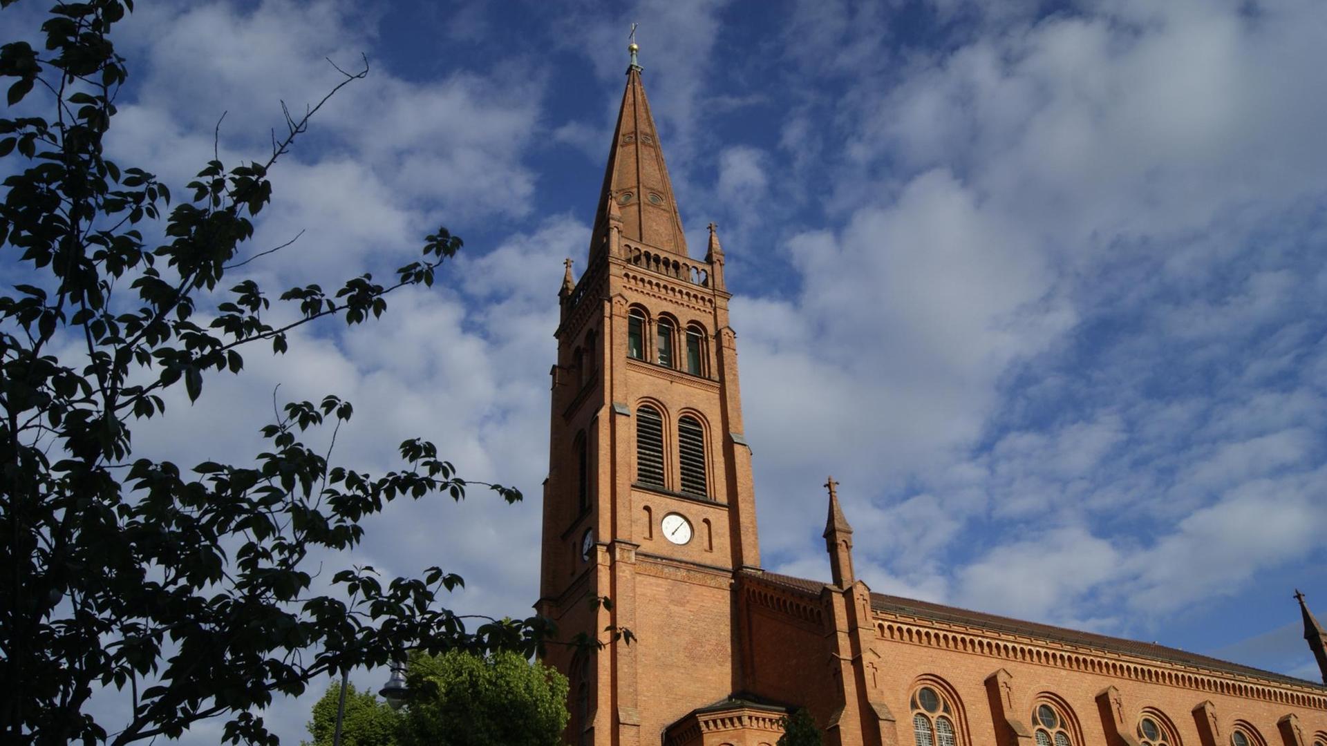 Im Sonnenschein steht das Gebäude der Zwölf-Apostel-Kirche in Berlin an einem Sommertag. Im Sonnenschein steht das Gebäude der Zwölf-Apostel-Kirche in Berlin an einem Sommertag.