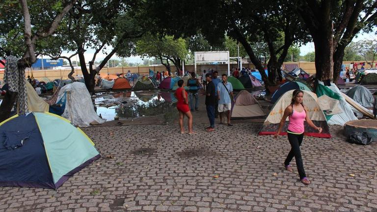 Venezolanische Flüchtlinge stehen im April 2018 zwischen Zelten auf dem Plaza Simón Bolívar in der brasilianischen Stadt Boa Vista