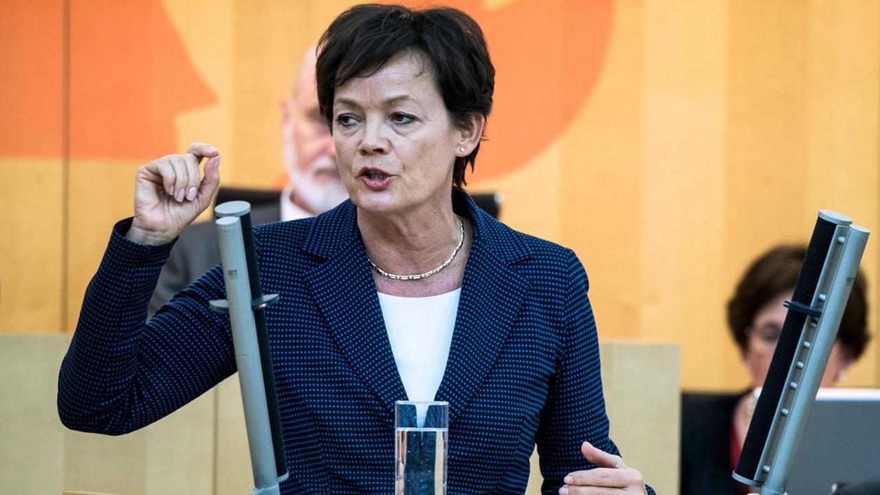 Lucia Puttrich (CDU), Landesministerin für Bundes- und Europaangelegenheiten in Hessen, gestikuliert im Parlament.